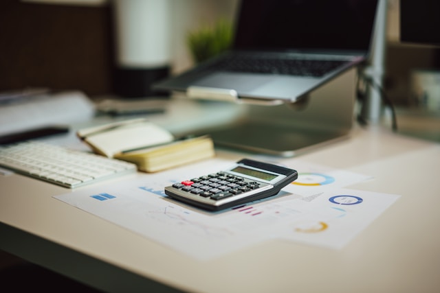 DIY vs Pro: When to Use a Financial Goals Calculator and When to Consult an Advisor